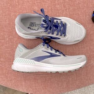 Brooks Adrenaline GTS 22 Running Shoes